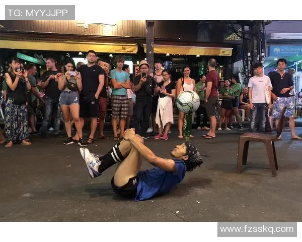 街头足球明星化妆踢球引发路人围观热潮展现运动与时尚的完美结合
